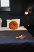 Habitación con cama extragrande y vistas al jardín