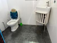 Tweepersoonskamer met 2 Aparte Bedden en Eigen Badkamer