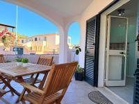 House Aenjoy - Appartamento con veranda a pochi minuti da Cala Liberotto - B&B Cala Liberotto