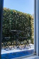 Zimmer mit Queensize-Bett und Whirlpool-Badewanne