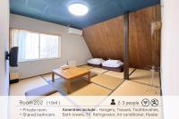 Deze driepersoonskamer heeft een gedeelde badkamer.