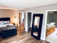 The Games House - Sleeps 8, 3 Bed, 3 Bath - Free Parking - B&B Calgary