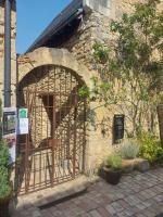 appartement a l'étage d'une maison avec entrée commune par ma maison comprenant une chambre avec un grand lit , une d'enfant et un clic-clac dans la piece de vie - Chambres d'hôtes Bazouges-sur-le-Loir