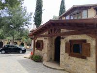 One bedroom semi-detached stone-built villa with beautiful gardens and pool - B&B