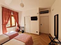 Tweepersoonskamer met 2 Aparte Bedden en Eigen Badkamer