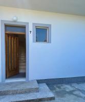 Spacious Two-Bedroom Family Apartment with Terrace & Free Parking - B&B Murter
