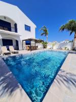 Villa Elia Blue , hot tube , heated pool - B&B Paralímni