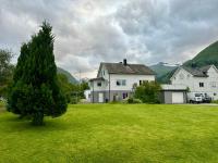 Spacious holiday home by the fjord and mountains - Bed and Breakfast Sæbø