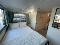 The Albatross-Houseboat DT Knox - B&B Knoxville