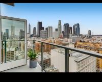 Gorgeous 3BR High-Rise with Pool, Spa & City Views - Bed and Breakfast Los Angeles