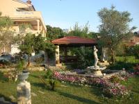 Apartment with Pool View 