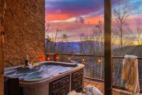Hilltop Hideaway Cabin w Hot Tub & Pool Access - B&B Gatlinburg