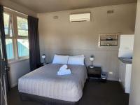 Queen room with 1 queen bed