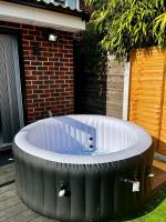 Manchester 2BR Luxe Lounge, Hot Tub, Pool Table - Bed and Breakfast Sale