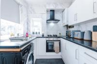 Stylish 3 Bed Home in Sheffield by Eason Stays, Ideal For Weekend Getaways & Business Travellers, with Pool Table & Free Parking - Chambres d’hôtes Nether Edge