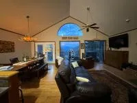 Romantic Getaway or Family Vacay with Mountain Views & Hot Tub - B&B Tyro