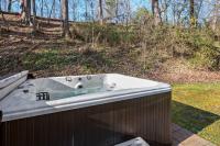 Peaceful Escape w Hot Tub Grill Pool Table - B&B Pigeon Forge