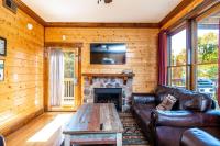 Serene Cabin w Grill Hot Tub & Resort Pool - B&B Pigeon Forge