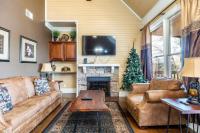 Fun Retreat w Pool Table Hot tub & Grill - B&B Pigeon Forge