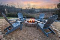 Smokies Getaway with Fire Pit Game Room & Hot Tub - B&B Pigeon Forge