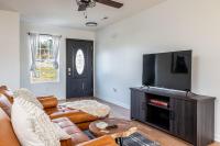 Cozy Cabin Retreat w Arcade Hot Tub near Dolly - Bed and Breakfast Pigeon Forge