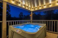 Spacious Family Home with Hot Tub Game & Play room - Chambres d’hôtes Sevierville