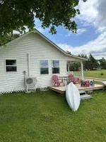 Sea breeze Retreat-Family-Friendly 3BR Waterfront Cottage with Private Deck - B&B Stanhope