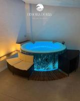 Zimmer mit Kingsize-Bett und Whirlpool