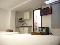 Tweepersoonskamer met 2 Aparte Bedden en Eigen Badkamer