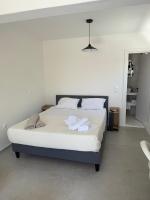 Minimal Cream Apartment Pool-front in Paros - B&B Parikia