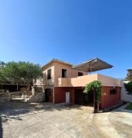 Family Holiday House Ivana with Pool - B&B Ražanac
