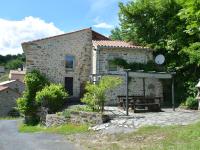 Maison pittoresque avec terrasse et BBQ, calme près de Langeac - FR-1-582-124 - B&B