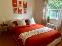 Cozy Upper Beaches Apartment - B&B Toronto