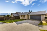 Panoramic Mountain Views Walk to Lake & Town 3BR Family Home Near Ski Fields - Chambres d'hôtes Wanaka