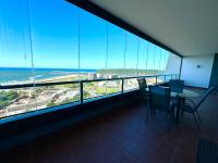 Accommodation Front - Bright & Breezy 4 Sleeper with Ocean Views - Chambres d’hôtes Durban