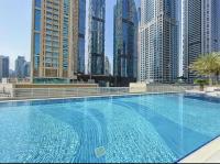 Modern 1BR with High Floor Near Mall & Tram - B&B Dubái