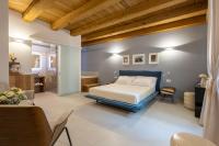 Zimmer mit Queensize-Bett und Whirlpool-Badewanne