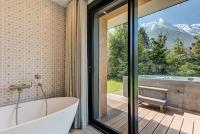 Chalet Papillon, Alpes Agency, Detached Chalet, Les Praz, Sleeps 8-10 - Chambres d'hôtes Chamonix-Mont-Blanc