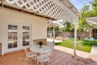 12 Mi to Dtwn LA: Family Home w/ Patio + Yard! - Chambres d'hôtes Downey