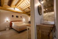 Zimmer mit Queensize-Bett und Whirlpool-Badewanne
