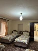 Dreibettzimmer mit Dusche