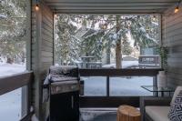 1BR in Powderview, Creekside, Bright and Cozy, Private Ski Storage, Fireplace, Free Parking - Chambres d'hôtes Whistler