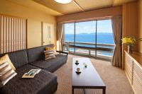 Suite con cama extragrande y vistas al mar