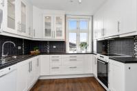 Large apartment with 5 bedrooms, 2 bathrooms and roof terrace - Chambres d'hôtes Ålesund