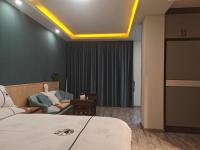 Habitación con cama grande