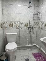 Dreibettzimmer mit Dusche