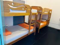 Habitación compartida mixta de 10 camas