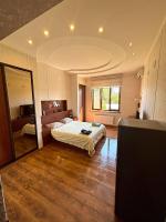 Suite mit Queensize-Doppelbett und Poolblick