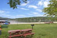 cozy home in arrowhead lake with huge screened in porch beach and lake and playground - Chambres d'hôtes Arrowhead Lake