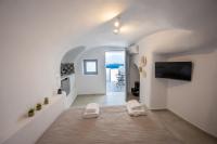 Eclipse | Junior Cave Suite with Caldera View